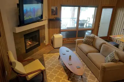 Image de Monté à niveau. Bachelor Village Loft Condo