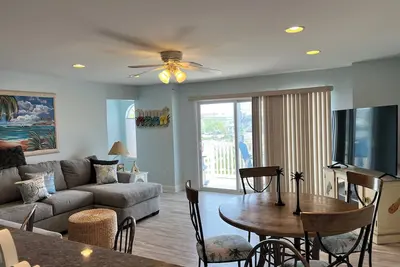 Image de Quatre chambres / 3 salles de bain condo à deux niveaux pour 10 personnes confortablement