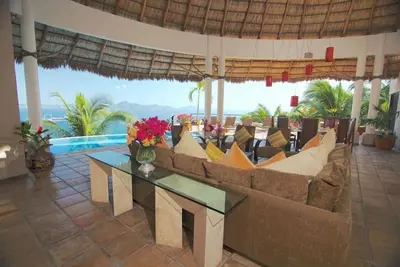 Image de Piscine à débordement de luxe 5 chambres à partir de 550 $ \/ nuit