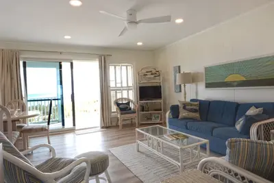 Image de Traditionnel, spacieux condo de 2 chambres en bord de mer avec WiFi gratuit et un balcon couvert situé dans les quartiers chics et à quelques pas de la plage!