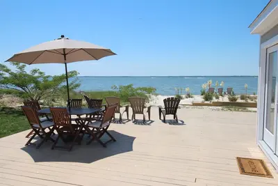 Image de Plage privée de sable et de vues imprenables sur l'eau