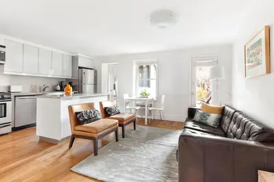 Image de Carroll Gardens, Brownstone 2 chambres avec jardin, un pâté de maisons à la station F \/ G