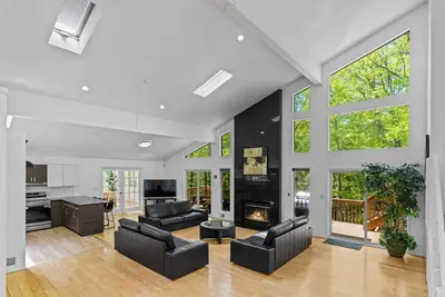 Image de Streamfront, Moderne 4000 sf, Sauna, Wi-Fi, A \/ C.