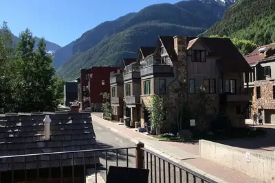 Image de Maison de transport unique et compacte avec terrasse privée et vue imprenable