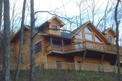 Image de Log Cabin exécutif et une vue imprenable longue chaîne de montagnes