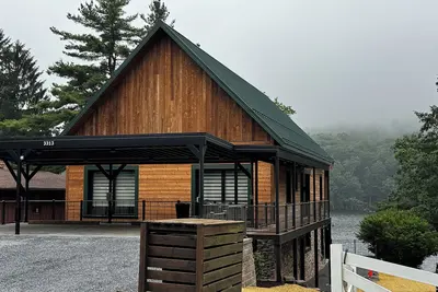 Image de Sunny Escape - Maison au bord du lac avec 3 chambres et quai. Accès facile aux commodités.