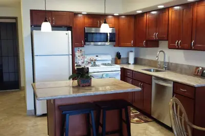 Image de Magnifique condo avec vue sur l'océan. À quelques pas de la plage! !