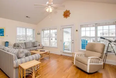 Image de Joliment décorée maison de 4 Br 2e rangée avec vue sur l'océan depuis le pont Sun - Gone Coastal