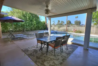Image de Spacieux terrain de golf Maison avec piscine privée et un spa!