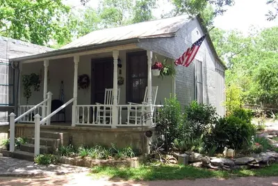 Image de Old Country Charm 2 1/2 pâtés de maisons de Main St Shopping / Private Get-a-Way w / Hot Tub