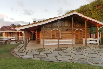 Belle maison avec de superbes vues panoramiques à New Parati, Campos do Jordao