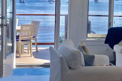 Image de Penthouse de luxe Waterfront West End. Accès direct à la plage. Deck à usage exclusif.