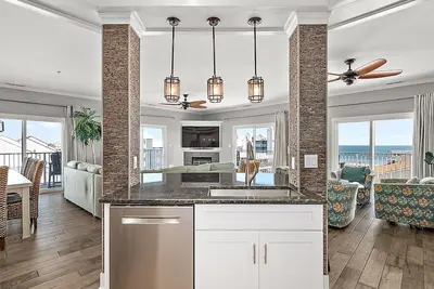 Image de Magnifique Penthouse entièrement réaménagé avec de superbes vues et 1 bloc de la plage avec une grande piscine