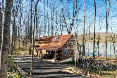 Superbe cabine avant du lac Hocking Hills juste sur le lac Logan - près de tous les sites
