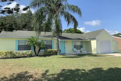Image de Maison spacieuse en Floride sur le canal. . 3br \/ 2ba. . À quelques minutes des plages. Wifi.