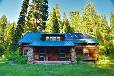 Image de Creekside cabane en rondins niché entre les pins de la ville de l'Idaho