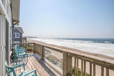 Image de Oceanfront Bella Beach Beauty has Two Decks, Upper Floor Great Room, King Suite!