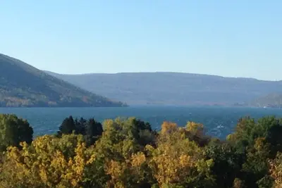 Image de Canandaigua Lake Front Cliffside Condo: port de Bristol, plage et ski!