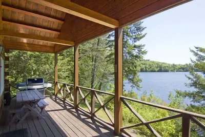 Image de Belle maison au bord de l'eau, nichée dans les montagnes blanches