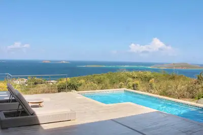 Image de Exclusive Luxury Luxury Home avec vue spectaculaire sur l'océan et l'île en bas