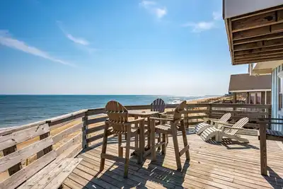Image de 600 - South Nags Head Ocean Front Six Bedroom Home with Spacious Decking