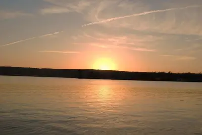 Image de Spectaculaire maison au bord du lac avec des terrasses expansives