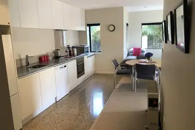 Image de Hébergement Oakura moderne dans le village