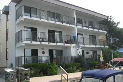 Image de 3 chambres 2 salles de bain avant de la baie condo avec glissement de bateau; belles vues très propres