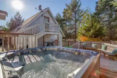 Spa, Wifi, barbecue à gaz, 9 personnes avec le loft, cour clôturée, foyer, Animaux acceptés!