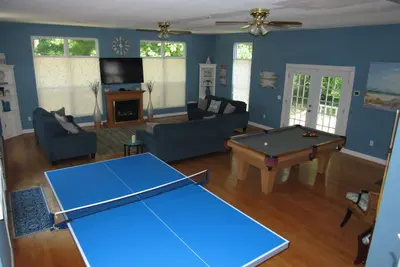 Image de Plaisir En Toute Saison! ÉNORME Rec Rm ~ Tennis Et Piscine Tbl ~ Hot Tub ~ Pond ~ Fire Pit ~ Grill ~ Loft ~ FPs