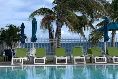 Image de Kcb 1 Bd \/ sleeps-4 + Animaux acceptés + WiFi + Cabana Club-Dock privé sur Canal