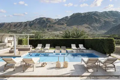 Image de Villa familiale avec grande piscine dans un cadre idyllique, vue mer \/ montagne