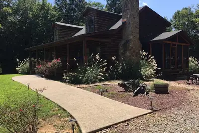 Image de Chalet rustique en bois rond au bord du lac Cumberland.