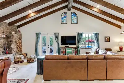Image de Maison spacieuse, superbes vues, à quelques minutes de la Plaza, du bain à remous, du foyer et du ping-pong!