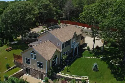Image de Beautiful Landscaped Grounds and Pond & Kayaks
