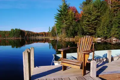 Image de Retraite Adirondack Lakefront isolée - Running Deer Lodge