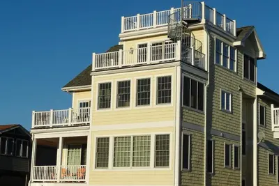 Image de 6 Br 7 Ba pour 16 personnes Canal Front Pet Friendly Home - promenade à vélo de la plage à la ville