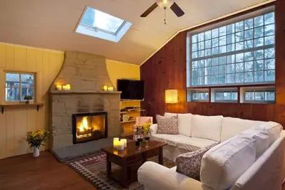 Image de Brookside Retreat: Patio Streamside, Cheminée, Writer's Studio, Walk to Village Green!