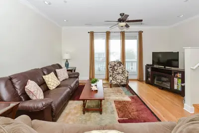 Image de Sunburst 104 - spacieuse belle / emplacement pratique / / WiFi gratuit / garage / 16th St entre Phila et Balt Ave.