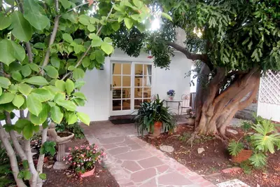 Image de Notre Cottage contemporaine avec piscine: Charme extérieur et intérieur contemporain!