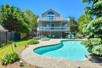 Image de N ° 908: Vues sur l'eau depuis plusieurs ponts, piscine privée, accès à Grand Cove!