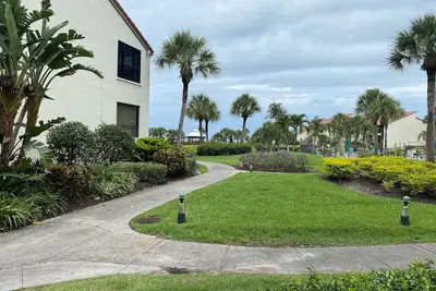 Image de 1er étage avec vue sur le golfe, accès pratique à la piscine avec 3 porches!