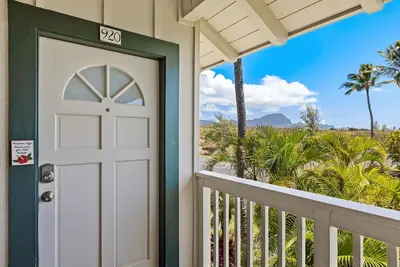 Image de Condo de luxe à Poipu Beach avec Ac w \/ 3 piscines incroyables et vue sur la montagne