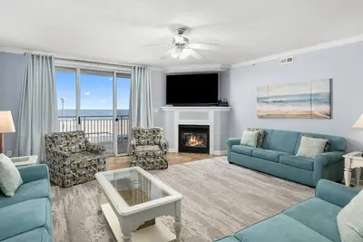Image de Great Large Ocean Front Condo directement sur la promenade Blcon. Piscine 70 \"Hd Tv Wifi. Chaises de plage