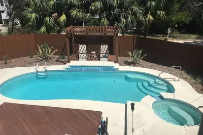 Image de Piscine privée près de la plage! Animaux acceptés! Cour clôturée!
