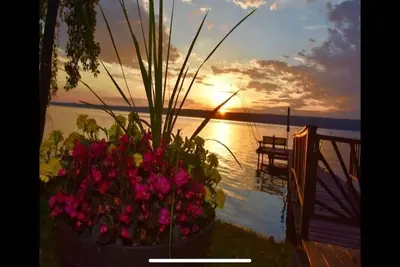 Image de Magnifique maison au bord de l'eau avec une immense cour plate, des vues incroyables, une route des vins