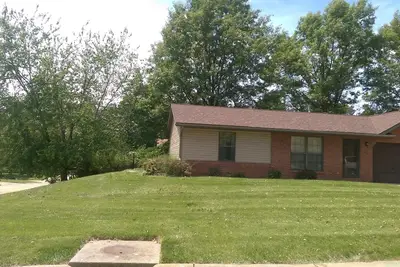 Image de Deux pièces en duplex avec cour clôturée dans un quartier calme - 20 Min de St Louis