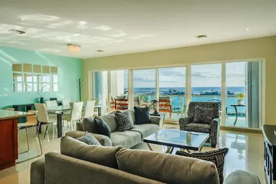 Image de Condo de luxe Penthouse! Piscine, tennis et plus encore!