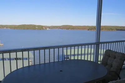 Image de Vue spectaculaire sur le chenal principal Osage Beach Condo au bord du lac au 5ème étage avec ascenseur!