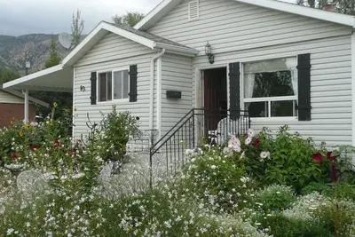 Image de Beau petit jardin entourant cette petite maison. Propre et confortable.